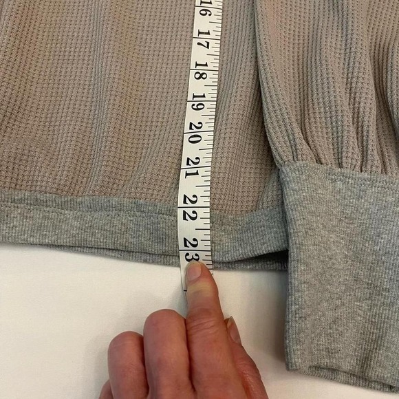 She & Sho Clothing Co. Women's V Neck Long SleevesTop Size M - Picture 7 of 8